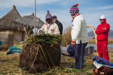 Puno, Peru, Eylül 2017 yaklaşık: yüzer adalar Los Uros Gölü Titicaca Puno, Peru, Güney Amerika 'da insanlar 