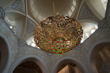 Abu Dabi, Birleşik Arap Emirlikleri - 15 Haziran 2014 - 15 Haziran 2014'te Abu Dabi'de Şeyh Zayed Ulu Camii. Birleşik Arap Emirlikleri'nin en büyük camisidir.