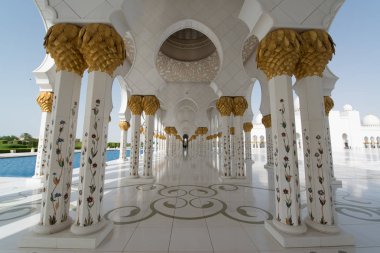Abu Dabi, Birleşik Arap Emirlikleri - 15 Haziran 2014 - 15 Haziran 2014'te Abu Dabi'de Şeyh Zayed Ulu Camii. Birleşik Arap Emirlikleri'nin en büyük camisidir.