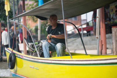 Damnoen Saduak, Tayland-Circa Şubat 2016: Damnoen Saduak Tayland yüzen Pazar. Renkli meyveler, sebzeler ve Tay mutfağı ile yüklü birçok küçük tekne featuring.