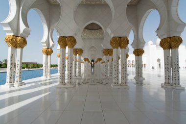 Abu Dabi, Birleşik Arap Emirlikleri - 15 Haziran 2014 - 15 Haziran 2014'te Abu Dabi'de Şeyh Zayed Ulu Camii. Birleşik Arap Emirlikleri'nin en büyük camisidir.