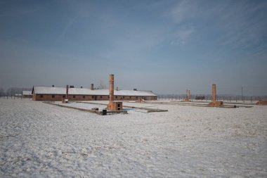 Toplama kampında çökmüş gaz odası Auschwitz Birkenau 27 Ocak 'ta eski bir Nazi imha kampı, 2014 Oswiecim içinde