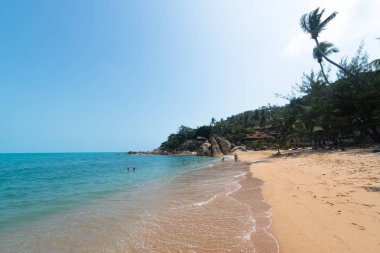 Koh Samui, Tayland-Şubat 2016 yaklaşık: Koh Samui Tayland lipanoi plajda turistler