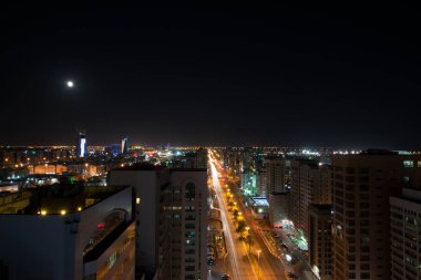 Abu Dabi-16 Haziran 2014-Dubai şehir merkezi gece sahnesi binalar, arabalar ve parlayan ışıklar ile, UAE  