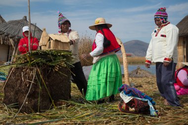 Puno, Peru, Eylül 2017 yaklaşık: yüzer adalar Los Uros Gölü Titicaca Puno, Peru, Güney Amerika 'da insanlar 