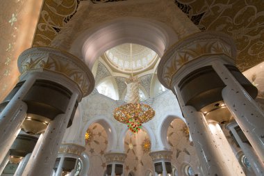 Abu Dabi, Birleşik Arap Emirlikleri - 15 Haziran 2014 - 15 Haziran 2014'te Abu Dabi'de Şeyh Zayed Ulu Camii. Birleşik Arap Emirlikleri'nin en büyük camisidir.