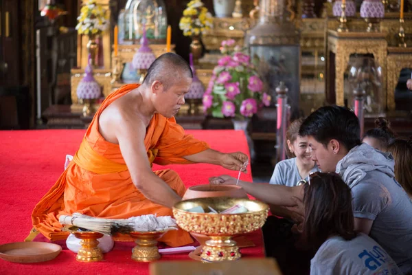 Thaiföld Circa Február 2016 Emberek Egy Buddhista Templomban Thaiföldön — Stock Fotó