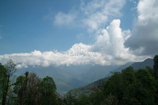 ネパールヒマラヤのアンナプルナサンクチュアリトレッキング — ストック写真