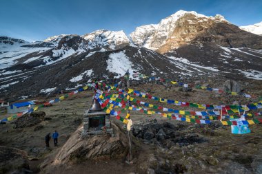 Annapurna, Nepal, Mayıs 2017: Nepal Himalaya 'da insanlar Annapurna Tapınağı' nda yürüyüş yapıyor