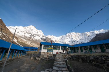 Annapurna, Nepal, Mayıs 2017: Nepal Himalaya 'da insanlar Annapurna Tapınağı' nda yürüyüş yapıyor