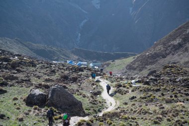 Annapurna, Nepal, Mayıs 2017: Nepal Himalaya 'da insanlar Annapurna Tapınağı' nda yürüyüş yapıyor