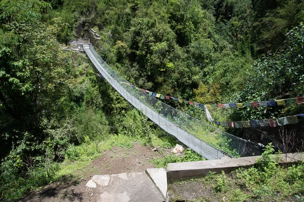 ネパールヒマラヤのアンナプルナ保護区トレッキングの橋 — ストック写真