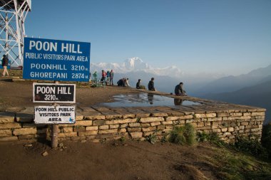 Ghandruk, Nepal, yaklaşık Mayıs 2017: Nepal Himalaya Annapurna kutsal trek Poon Hill kulesi