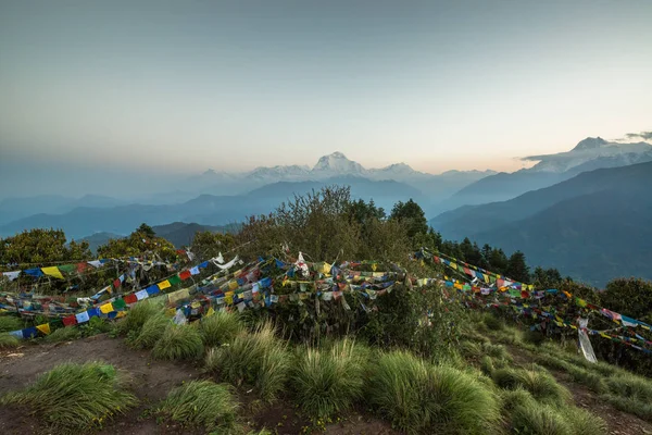 ネパールヒマラヤのアンナプルナ保護区トレッキングのプーンヒルからダワギリ 8167M — ストック写真