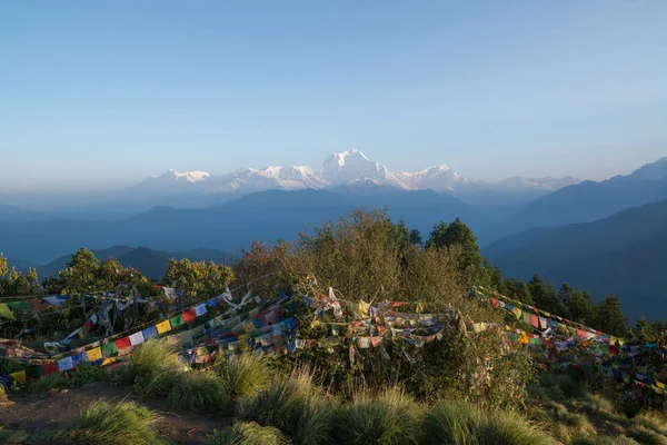 ネパールヒマラヤのアンナプルナ保護区トレッキングのプーンヒルからダワギリ 8167M — ストック写真