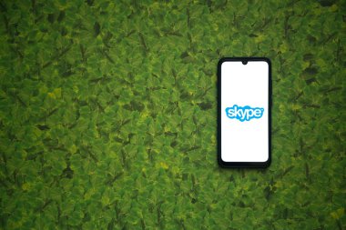 Bratislava, Slovakya, 8 Nisan 2019: yeşil yaprakları arka plan üzerinde Smartphone ekranında Skype logosu.
