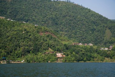 Himalaya Dağı ve gölü üzerindeki panoramik manzara