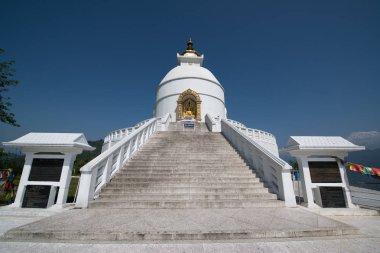 Arka planda Nepal 'deki güzel tapınak
