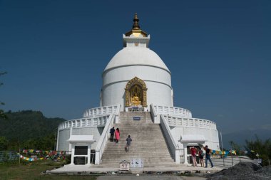 Arka planda Nepal 'deki güzel tapınak