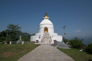 Arka planda Nepal 'deki güzel tapınak