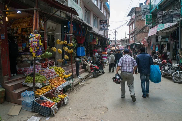 Katmandu, Nepal, Mayıs 11, 2017: Nepal başkenti Thamel sokak, Kathmandu