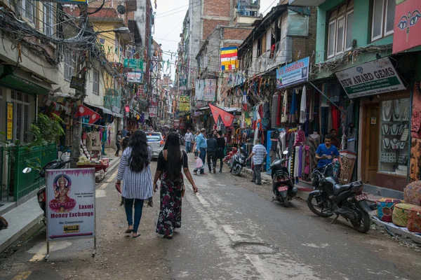 Katmandu, Nepal, Mayıs 11, 2017: Nepal başkenti Thamel sokak, Kathmandu