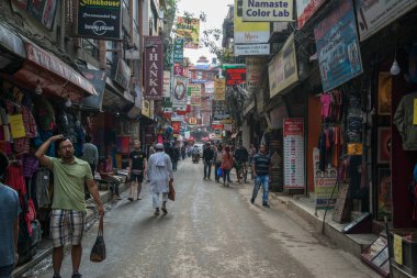 Katmandu, Nepal, Mayıs 11, 2017: Nepal başkenti Thamel sokak, Kathmandu