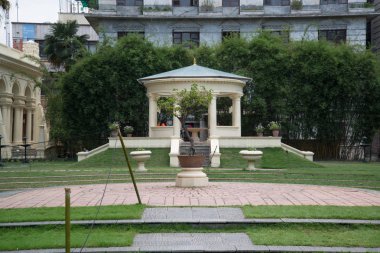 Ağaçları ve binaları olan güzel bir park.