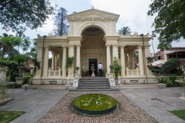 Ağaçları ve binaları olan güzel bir park.