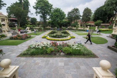 Ağaçları ve binaları olan güzel bir park.