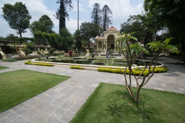 Güzel bir yaz parkı inşaatı ve çeşmesi