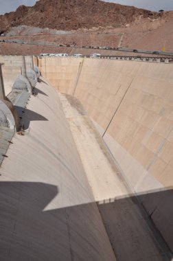 Hoover Barajı, Colorado Nehri 'nin Kara Kanyonu' ndaki beton kemer-yer çekimi barajı, ABD 'nin Nevada ve Arizona eyaletleri arasındaki sınır.