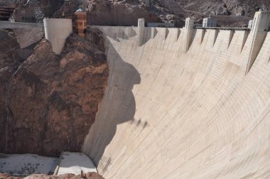 Hoover Barajı, Colorado Nehri 'nin Kara Kanyonu' ndaki beton kemer-yer çekimi barajı, ABD 'nin Nevada ve Arizona eyaletleri arasındaki sınır.