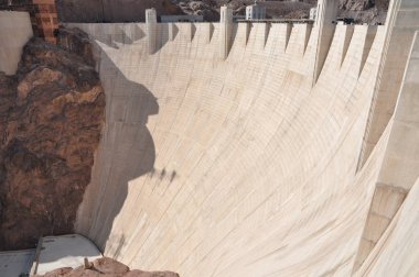 Hoover Barajı, Colorado Nehri 'nin Kara Kanyonu' ndaki beton kemer-yer çekimi barajı, ABD 'nin Nevada ve Arizona eyaletleri arasındaki sınır.