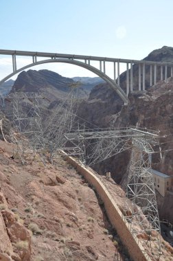 Hoover Barajı, Colorado Nehri 'nin Kara Kanyonu' ndaki beton kemer-yer çekimi barajı, ABD 'nin Nevada ve Arizona eyaletleri arasındaki sınır.