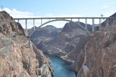 Hoover Barajı, Colorado Nehri 'nin Kara Kanyonu' ndaki beton kemer-yer çekimi barajı, ABD 'nin Nevada ve Arizona eyaletleri arasındaki sınır.
