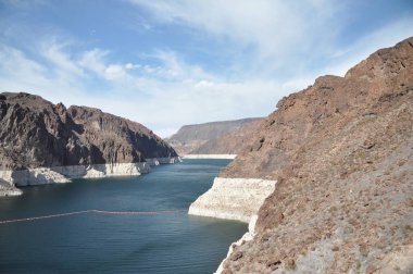 Hoover Barajı, Colorado Nehri 'nin Kara Kanyonu' ndaki beton kemer-yer çekimi barajı, ABD 'nin Nevada ve Arizona eyaletleri arasındaki sınır.