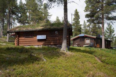 Tyinstolen, Norveç'te çimenli geleneksel Norveç evleri 