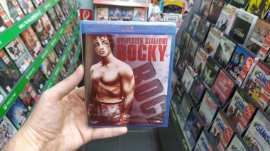 Bratislava, Slovakya, 25 Nisan 2019: Rocky filmini blu-ray disküzerinde tutan adam mağazada