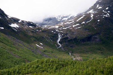 Valldal, Norveç'te dağlarla güzel doğa 