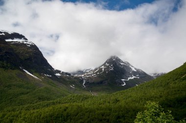 Valldal, Norveç'te dağlarla güzel doğa 