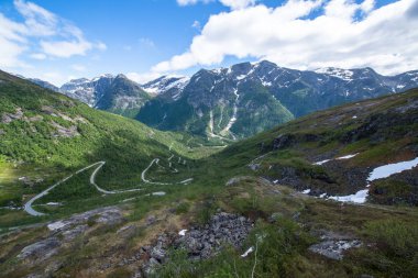 Utsikten bakış açısı. Norveç'te Gaularfjellet dağ geçidinde dağ yolu muhteşem dağlarla çevrili 