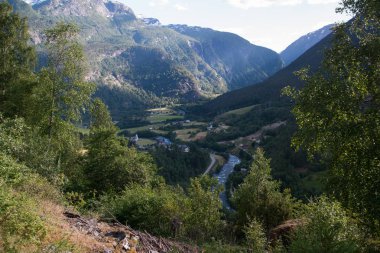 Norveç'te Gaular nehri kıyısındaki dağ yolu
