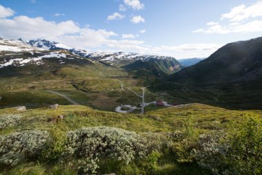 Norveç'te Gaular nehri kıyısındaki dağ yolu