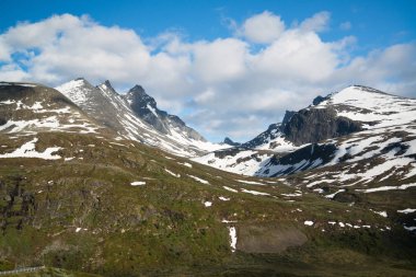 Norveç'te Gaular nehri kıyısındaki dağ yolu