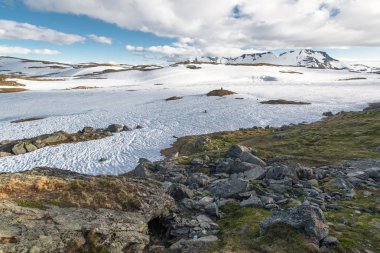 Norveç'te Gaular nehri kıyısındaki dağ yolu