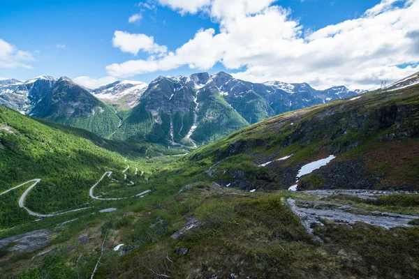 乌西克滕观点 挪威高拉尔菲耶尔特山口的山路被壮丽的山脉包围 — 图库照片
