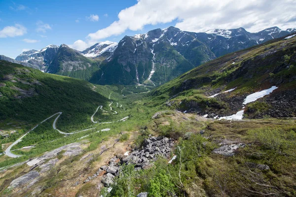 乌西克滕观点 挪威高拉尔菲耶尔特山口的山路被壮丽的山脉包围 — 图库照片