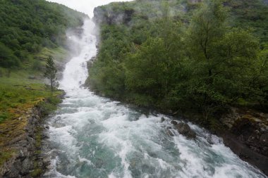 Hjellefossen Norveç Utladalen Vadisi'nde büyük şelaleler biri