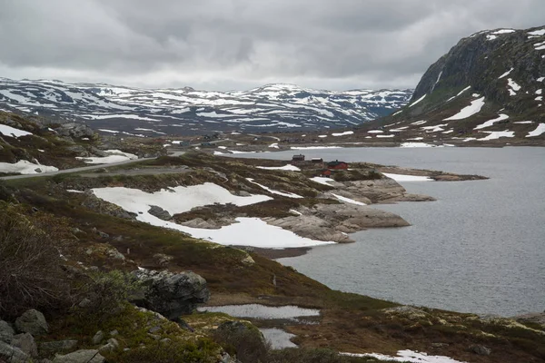 Norveç Gaular Nehri Kıyısındaki Dağ Yolu — Stok fotoğraf